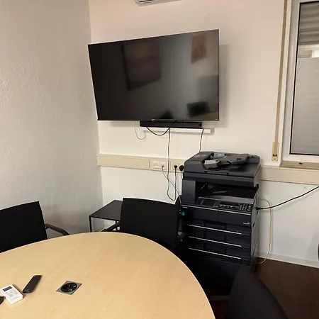 Modernes Office-loft Fuer 5 Personen